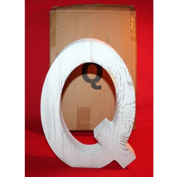Large Distressed White Wall Desk Letter Q - Picture 6 of 15